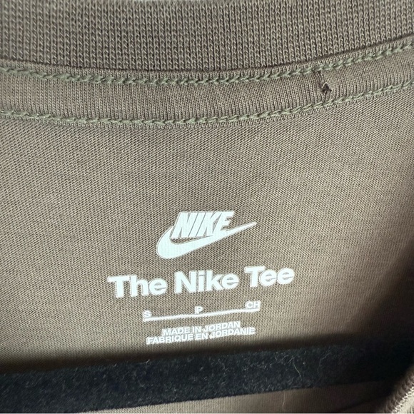 Men’s Nike Brown Tee with Vibrant Graphic - Picture 3 of 5